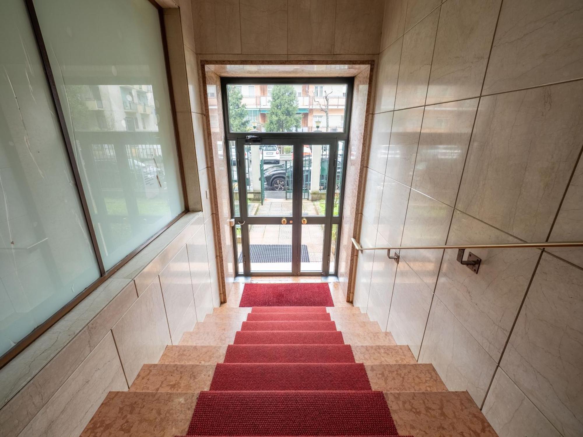 Milano 5 Guests - Modern Apt With Balcony מראה חיצוני תמונה